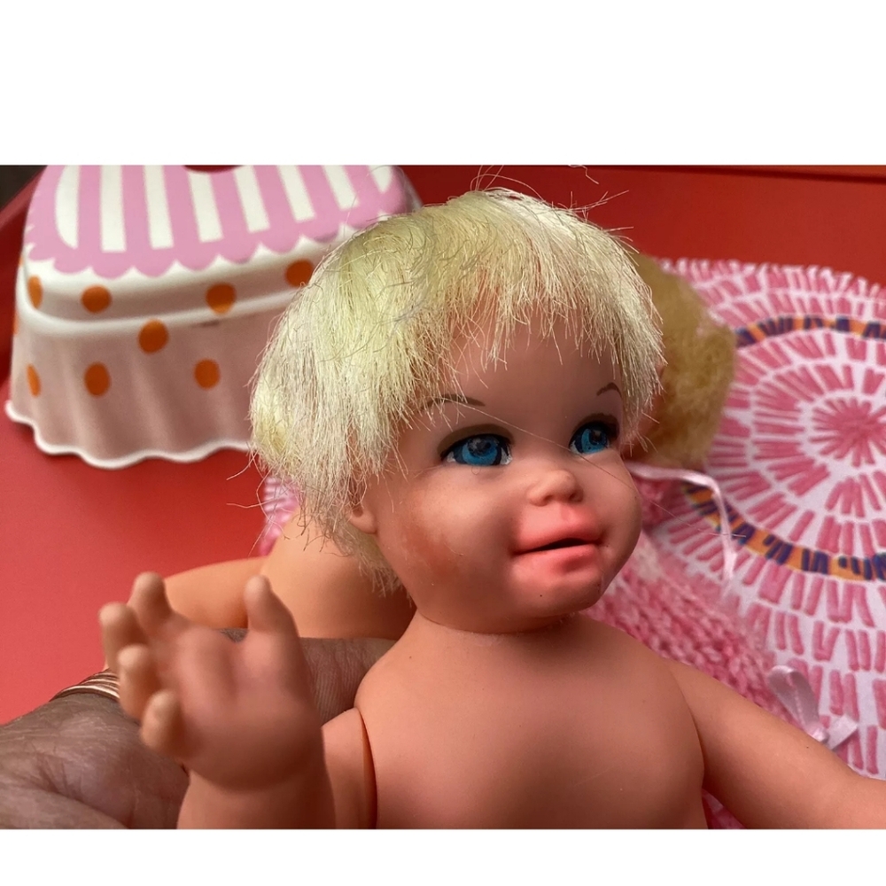 Mattel Cheerful and Tearful nursery/carrying case playset with two dolls bed. - Picture 10 of 16